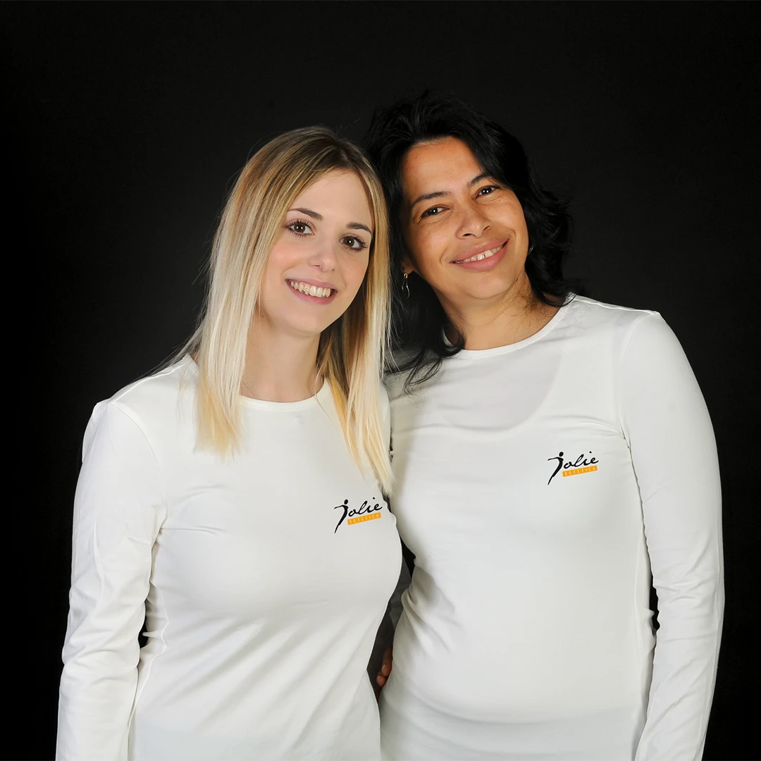 Si vedono Shirley e Martina, le due operatrici del centro estetico che accoglienti sorridono verso di noi