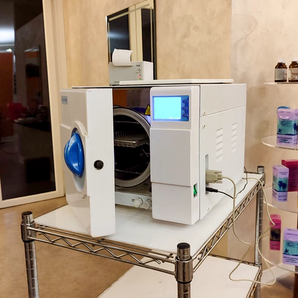 &Egrave; rappresentata l'autoclave utilizzata nel centro per la sterilizzazione della strumentazione