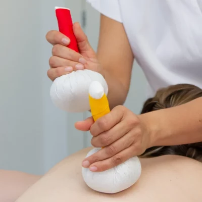 Si vede un'operatrice che esegue un massaggio a una cliente