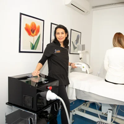 Si vede un'operatrice mentre prepara il laser prima della seduta con la cliente