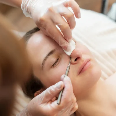 Una donna mentre fa un trattamento viso di pulizia profonda